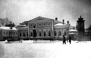 Конечно, вряд ли Ленин был охрененно богат, но и нищебродом он уж точно не был.
Вот дом, который он снимал матери и сестре на Собачьей площадке (ныне Новый Арбат), где и сам иногда жил. На всякий случай, стоило это весьма недешево, люди со средним доходом снимали квартиры в т.н. доходных домах. Арендовать особняк мог себе позволить только небедный человек.