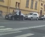 Меня больше другое удивило - пофигизм окружающих! Особенно в этот. Он шел к своей машине, увидел сбитую на дороге девушку и... просто сел в машину! Я слышал что в питере жителям друг на друга по барабану, но чтобы так?