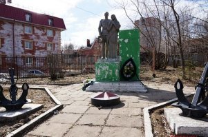 Дура конечно. Для их поколения это просто "красивое место". Но кто в этом виноват?
Сколько памятников воинам Великой Отечественной или разрушены, или находятся в неприглядном состоянии? Отношение чинуш и прочей "патриотической" шелупони на самом деле наплевательское. Им лишь бы показуху устроить. С портретами прогуляться. Можно и чужими. Вот это на самом деле оскорбление павших.