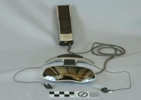 1968 г. первый шлем виртуальной реальности

 1994 год VR-шлем ориентированный на массовое пользование: VFX1.

 1995 год Virtual I/O выпустила очки виртуальной реальности. I-Glasses предполагалось использовать в создании домашней развлекательной системы   очки подключались ко множеству устройств, будь то компьютер, телевизор, или видеомагнитофон. Это было стильное и легкое (~300 грамм) 

 1997 год Sony выпустила Glasstron

Чем не очки из фильма?