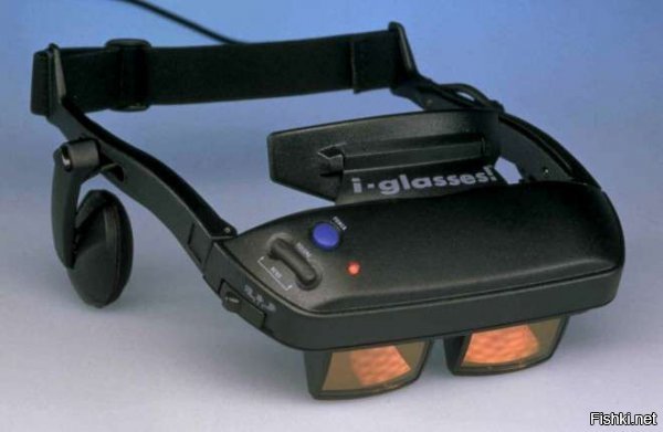 1968 г. первый шлем виртуальной реальности

 1994 год VR-шлем ориентированный на массовое пользование: VFX1.

 1995 год Virtual I/O выпустила очки виртуальной реальности. I-Glasses предполагалось использовать в создании домашней развлекательной системы   очки подключались ко множеству устройств, будь то компьютер, телевизор, или видеомагнитофон. Это было стильное и легкое (~300 грамм) 

 1997 год Sony выпустила Glasstron

Чем не очки из фильма?