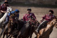 приезжайте к нам, говорили они


сначала подеремся и заберем твоего козла:


потом вечером съедим твою коня


и попоем песни о любви
в интимном уединении