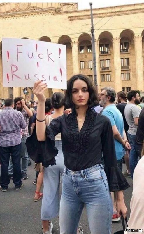 Вот вроде тоже не уродина, но чот не то...
Минус однозначно!
