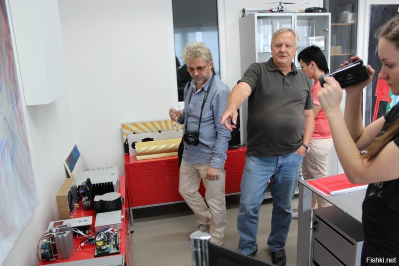 Аппаратурой всю жизнь увлекаюсь,другое дело ,что рукожопить уже лень .
Это на немецком заводе Elac / Кстати инженер,который нам очень много интересного показал там уже лети 35 работает = блин всё про своё производство знает. Серьёзные ребята.
=========
Но вот когда поехали на производство Ceratec нас хозяин фирмы пригласил в свой загородный дом. Домашний кинотеатр в отдельно стоящей пристройке -весь на Ceratec.  Поразило то,что он со своими сыновьями в пристройке акустику рукожопят. Саб на 8 драйверах -это что то. Обсуждение железа с хозяином Ceratec за бокалом вина-это нормально,а потом после трудового дня ваш покорный слуга за городом. Владелец Ceratec узнал,что я курю и после нескольких бакалов пива достал сигары. Гостеприимный хозяин.   ну и немного видео 
А так конечно поколесил -много повидал