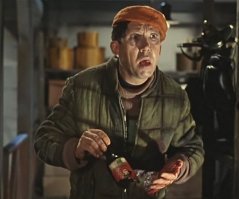 Застрявшая в лифте женщина 27 часов спасалась вином