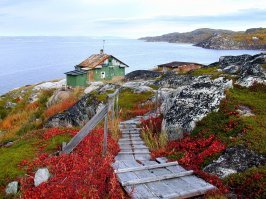 У нас так.
Не курорт, конечно.
Однако, туева хуча китайцев, которая строит дополнительные острова в заливе, считает что им повезло оказаться на острове Мурманская область.