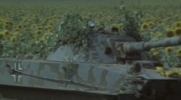 В "Думе о Ковпаке" взяли ПТ-76. 
Когда я "был мал и был дитя" мы отличали советский от немецкого по угловатым обводаи и обязательным наличием дульного тормоза у последних. 
Но перед показом "думы" я как раз взял в библиотеке книгу "Танки" и был бесконечно удивлён