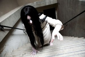 Застрявшая в лифте женщина 27 часов спасалась вином