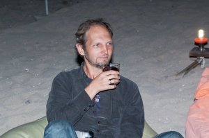 На самом деле в Индии разновидностей этого самого Олд Монка - довольно много, и качество, как и вкус, сильно зависят от... если гнаться за дешевизной (150-200 рупий) - то легко и травануться, особенно покупая в придорожных лавочках, коих много, и где его бодяжат прямо за стеной.  Но если удалось найти "родной", да ещё и в фирменной бутылке (голова монаха) - удовольствие получите однозначно.  В Россию однако такой не везут