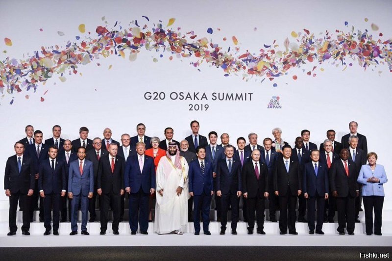 Кто эти люди? Если встречаются лидеры (руководители) только 20 стран, то почему на фото их почти вдвое больше?