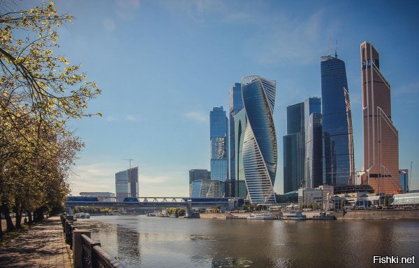 Сплошные штампы и профанация. 
Во-первых, не надо выдавать то, что вложили в твою голову, за истину, единую для всех. Не всем нужны постоянно новые места, новые города, моря и т.п. Не буду писать за кого-то, но лично я предпочитаю отдыхать в лесу, собирая грибы, зимой на санках покататься с горки. И ничего зазорного не вижу в рыбалке и т.п. И значения не имеет, в какой стране или городе ты находишься, когда с детьми можешь смастерить лук, наделать стрел и остаток выходных потратить на игру в Робингудов. Ну кайф, ведь. И никакого моря, новых городов и новых мест не надо для того, чтобы быть счастливым. 
Во-вторых, все не могут быть артистами, программистами-фрилансерами и бизнесменами, которые могут себе позволить кататься по всему миру. Открою тебе тайну. Кто-то же должен производить всё то, что нас окружает, во что мы одеваемся и что едим. И таких людей, поверь мне, большинство. И твоя фраза будет уместна абсолютно для любой страны и любого города. Например: "А ты сидишь, су*ка, всю жизнь в Чикаго, работаешь слесарем на заводе, бухаешь пивко и ссоришься с соседом." 
И в-третьих, посмотри на эти снимки. 


Согласись, похожи на твои! С той лишь разницей, что на первом не США, а Россия, а на втором - не Россия, а США.