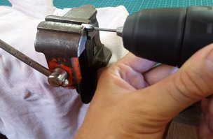 Автор, если судить по тискам, то ты довольно древний тип (я в хорошем смысле этого слова. не в коем случае не хотел обидеть).
Даже наверняка знаешь (во всяком случае застал эти транзисторы.
у меня у самого еще сохранились эти тиски наверное 65 год?