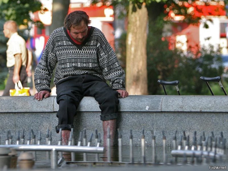 Да была бы вода проточная, еще бы ничего. Проблема в том, что она циркулирует. А кроме воды там еще и люди циркулируют, некоторые из них такие как на фото. Все еще хочется купаться в фонтане?