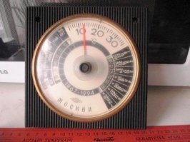 Давным-давно, в прошлом веке, работал в НИИ, расположенном в очень старом доме в центре Одессы. Потолки высоченные метров 5, но никаких кондиционеров нет. Выходит из своего кабинета мужик и произносит фразу:
- Сегодня так жарко, что термометр показывает вторник!
Сначала даже не врубились, как такое может быть, он показывает термометр.