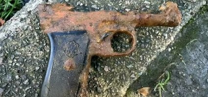 Я дико извиняюсь, даже полез в интернеты смотреть экспериментальные Маузеры 1918 года издания, даже на Model 06-08 подумал, а потом клеймо увидал и форму - это Browning 1922 FN образца 1922 года.