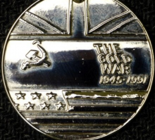 какая "интересная" медаль 
в ней весь смысл наших отношений с "партнёрами" - как говорит телевизор ,
СОЮЗ по центру между Англией и Америкой 
и уже с 1945 года 
нет у нас (западных)друзей - только армия и флот !