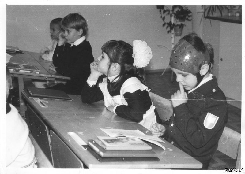 Я, классе во втором, читаю или позирую. 1990 год, гарнизон "Градчаны" ЧССР.