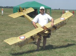 Вот фото его и автора, первый полет в 2008 - Харьков.
Здесь сайт об этой модели - постройка, полеты, аварии и судя по нынешней Туле - возрождение