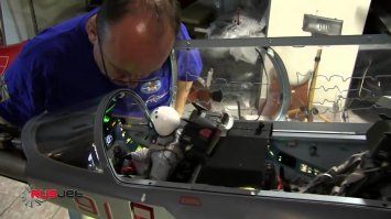 Виталий Робертус (на фото слева, с пультом) -- гений своего дела, его Як-130 просто запределен. Воспроизведён каждый болт, работают все органы управления в кабине, ЖК-дисплеи отображают соответствующую информацию, даже фигурка пилота анимирована. Как писали про него швейцарцы, после чемпионата мира, он скоро дойдёт до того, что к модели будут на маленькой машинке приезжать пилоты, делать предполётный осмотр, запускаться и улетать.