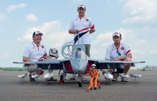 Виталий Робертус (на фото слева, с пультом) -- гений своего дела, его Як-130 просто запределен. Воспроизведён каждый болт, работают все органы управления в кабине, ЖК-дисплеи отображают соответствующую информацию, даже фигурка пилота анимирована. Как писали про него швейцарцы, после чемпионата мира, он скоро дойдёт до того, что к модели будут на маленькой машинке приезжать пилоты, делать предполётный осмотр, запускаться и улетать.