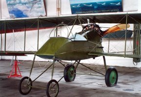 Вуазен в Монино. Реплика. Утверждают, что это тот самый, что снимался в Неуловимых мстителях и Служили два товарища.  
Имхо, не он. В Мстителях и Товарищах аэроплан другой, больше похож на фарман ф-30.