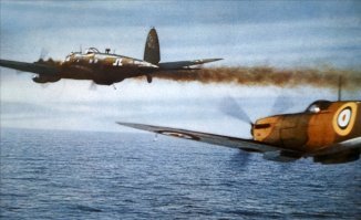 Кстати, что касается настоящих "немцев" в кино: в британской эпохалке 1969-го года "Битва за Британию" летали реальные Bf.109.К тому же помогли испанцы - они предоставили свои испано авиасьён бушон, которые были лицензионной версией Bf.109 "густав". В роли хейнкелей 111 выступали испанские же лицензионные версии бомбера CASA - испанцы передали аж три десятка самолётов британцам для съёмок. Более того, в одном из эпизодов испанским "мессерам" пришлось играть роль харрикейнов, поскольку тех было недостаточно.