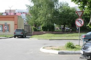 Нумерация поплыла, нет ответа на 4) 
2) там больше неточностей чем одна, отсутствуют СТОП-линии, из трех переходов есть только один. Синий автомобиль нарушает правила, движение прямо запрещено. А со знаками у нас и в реальной жизни чехарда. Но первым в глаза бросается знак.
3) (у Вас 5) вода течёт по нижней части трубки, а не по верхней, так что в 5й "стаканчик", а не 6й... 
4) нет, объем воды не изменится. Масса льда равна массе вытесненной воды. 
5) "сколько рАз в тексте встречАется буквА "А" - 4 раза, а ниже это набор символов, а не текст. Отличие текста - наличие смысла. 
------- 
"лайк" все равно Вам поставлю, 5 из 8 хороший результат.