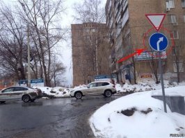 Нумерация поплыла, нет ответа на 4) 
2) там больше неточностей чем одна, отсутствуют СТОП-линии, из трех переходов есть только один. Синий автомобиль нарушает правила, движение прямо запрещено. А со знаками у нас и в реальной жизни чехарда. Но первым в глаза бросается знак.
3) (у Вас 5) вода течёт по нижней части трубки, а не по верхней, так что в 5й "стаканчик", а не 6й... 
4) нет, объем воды не изменится. Масса льда равна массе вытесненной воды. 
5) "сколько рАз в тексте встречАется буквА "А" - 4 раза, а ниже это набор символов, а не текст. Отличие текста - наличие смысла. 
------- 
"лайк" все равно Вам поставлю, 5 из 8 хороший результат.