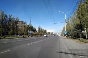 Нумерация поплыла, нет ответа на 4) 
2) там больше неточностей чем одна, отсутствуют СТОП-линии, из трех переходов есть только один. Синий автомобиль нарушает правила, движение прямо запрещено. А со знаками у нас и в реальной жизни чехарда. Но первым в глаза бросается знак.
3) (у Вас 5) вода течёт по нижней части трубки, а не по верхней, так что в 5й "стаканчик", а не 6й... 
4) нет, объем воды не изменится. Масса льда равна массе вытесненной воды. 
5) "сколько рАз в тексте встречАется буквА "А" - 4 раза, а ниже это набор символов, а не текст. Отличие текста - наличие смысла. 
------- 
"лайк" все равно Вам поставлю, 5 из 8 хороший результат.