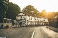 У меня такая версия: название от того, что на повороте машины часто въезжают в стену заведения.