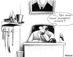 Это же сменщик Кургиняна напосту говорящих в телевизоре голов. Это про него известная карикатура.