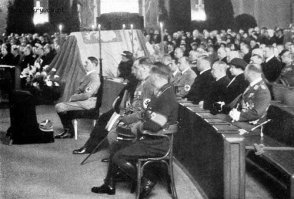 Первое фото: 1934 год,подписание пакта Пилсудский-Риббентроп.
Второе фото: 1935 год, Гитлер(плохой) на похоронах Пилсудского(хороший).