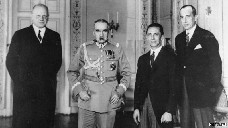 Первое фото: 1934 год,подписание пакта Пилсудский-Риббентроп.
Второе фото: 1935 год, Гитлер(плохой) на похоронах Пилсудского(хороший).