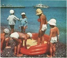 Захотелось на речку с палаткой.
А вот это фото удивило. Не видел в детстве таких бассейнов.