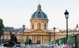 , но по поведению европейцы. Не бросают мусор под ноги, даже там где нет полиции. 
----------------------
Да, да, чистюли. Были, видели чистоплотных Европейцев.  И какают бабочками.