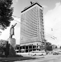 А ведь кто-то возможно увидит себя на какой-нибудь фотографии. Ок как я ему завидую... У меня тоже черно-белые фотки остались. Надо будет как-то достать посмотреть.
 Фото: перекрёсток ул. Ленина и Кирова, с памятником на фоне гостиницы Латвия. (Рига 1970-ые)