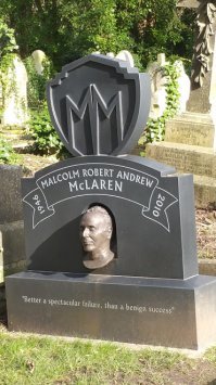 Был на Хайгейтском кладбище 14 февраля!...много народа посещает его,как музей...на вскидку,здесь похоронен певец Джордж Майкл,продюсер Sex Pistols Малкольм Макларен, наш российский гниденыш Литвиненко...
