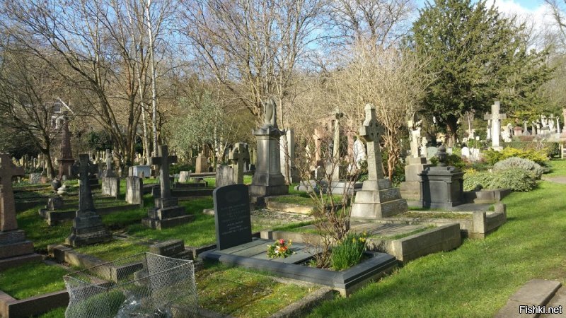 Был на Хайгейтском кладбище 14 февраля!...много народа посещает его,как музей...на вскидку,здесь похоронен певец Джордж Майкл,продюсер Sex Pistols Малкольм Макларен, наш российский гниденыш Литвиненко...
