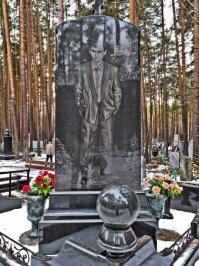 Автор, не вводите людей в заблуждение... 
Это не "импортный мрамор", а обычное "габбро" (разряд гранитов) которое добывается в Житомирской области (Украина).
На мраморе, даже если он чёрный - портреты не делают...