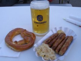 а как же про: Гордость Германии   большие пивные праздники. Они фонтанируют реками превкуснейшего пива, обрушиваются грудами свиных рулек, сосисок, сарделек, тушеной кислой капусты и соленых тминных калачей, гремят литровыми кружками   «массами» и подкованными ботинками, выбивающими дробь баварской чечетки «шупплатль», оглушают грохотом бравурной музыки, ревом и свистом раскачивающихся, танцующих, обнимающихся, поющих про «веселье и уют» немцев и туристов со всего света. Это пивное безумство должен хотя бы один раз в жизни пережить каждый, кто называет себя любителем пива.