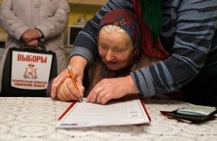 "Елена Яковлева из "Единой России" извиняется за то, что клеила наклейки с логотипом"
Естественно что все это было сделано не ради пиара. ер у нас вообще очень любит о людях заботиться. Вот только тогда, когда им это нужно - перед выборами или как в этот раз. Не знаю  как этим лицемерным, лживым уродам можно верить?
Если что они и выбрать за вас помогут.