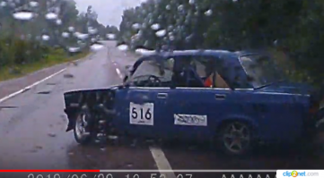 не похоже что он разворачивался, колёса смотрят в противоположную сторону. Наверное дрифтануть хотел.