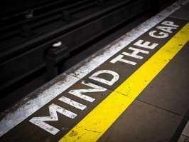 Жуткое видео, в котором маленький мальчик провалился между перроном и поездом