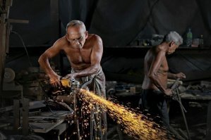 Страшно смотреть. Как раз те ситуации, когда глаз за миг становится незрячим. Без средств защиты глаз. Всю жизнь свою производственную боролся за ОТ и ТБ, как такое развидеть ?