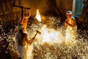 Страшно смотреть. Как раз те ситуации, когда глаз за миг становится незрячим. Без средств защиты глаз. Всю жизнь свою производственную боролся за ОТ и ТБ, как такое развидеть ?