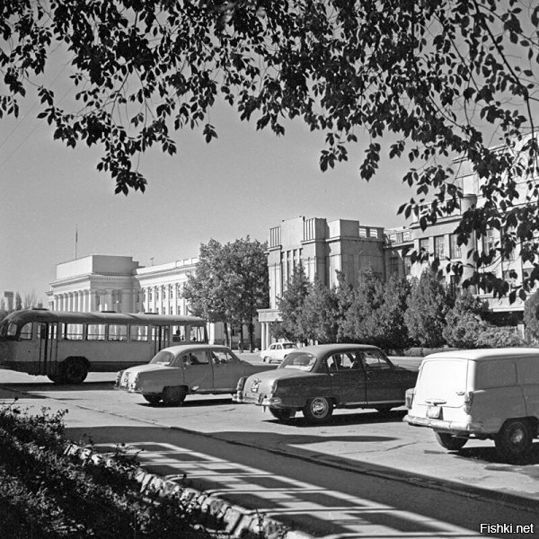 Очень много фотографий советской Киргизии. Подпишу фотографии, которые узнал. 

На заднем плане за автобусом старая площадь (сейчас новая красная площадь есть) и дом советов соответственно. Ближе здание - сейчас там конституционный суд. г.Фрунзе
 

Фонтан в дубовом парке. Позади Конституционный суд. г.Фрунзе 


Аэропорт города Фрунзе. Нынче Международный аэропорт "Манас" 


Кафе в парке Дружбы, теперь парк имени Ата Тюрка. г. Фрунзе 


г. Фрунзе. Южные ворота. Тогда это был крайний дом города в южных микрорайонах. 


г.Фрунзе, фонтаны в Дубовом парке. Справа от фонтана Русский драматический театр 


г. Пржевальск. Нынче Каракол. 


г. Фрунзе, гостиница Кыргызстан. в 1988 году я в ней неделю жил. Теперь это гостиница Hayatt. 


Остальные фотографии озеро Иссык-Куль