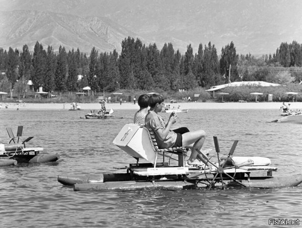 Очень много фотографий советской Киргизии. Подпишу фотографии, которые узнал. 

На заднем плане за автобусом старая площадь (сейчас новая красная площадь есть) и дом советов соответственно. Ближе здание - сейчас там конституционный суд. г.Фрунзе
 

Фонтан в дубовом парке. Позади Конституционный суд. г.Фрунзе 


Аэропорт города Фрунзе. Нынче Международный аэропорт "Манас" 


Кафе в парке Дружбы, теперь парк имени Ата Тюрка. г. Фрунзе 


г. Фрунзе. Южные ворота. Тогда это был крайний дом города в южных микрорайонах. 


г.Фрунзе, фонтаны в Дубовом парке. Справа от фонтана Русский драматический театр 


г. Пржевальск. Нынче Каракол. 


г. Фрунзе, гостиница Кыргызстан. в 1988 году я в ней неделю жил. Теперь это гостиница Hayatt. 


Остальные фотографии озеро Иссык-Куль