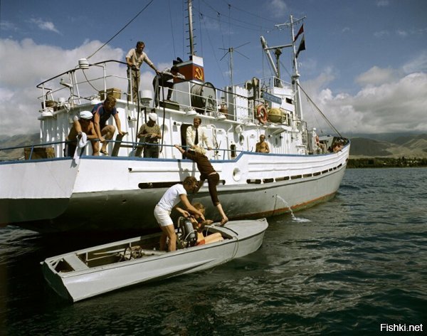 Очень много фотографий советской Киргизии. Подпишу фотографии, которые узнал. 

На заднем плане за автобусом старая площадь (сейчас новая красная площадь есть) и дом советов соответственно. Ближе здание - сейчас там конституционный суд. г.Фрунзе
 

Фонтан в дубовом парке. Позади Конституционный суд. г.Фрунзе 


Аэропорт города Фрунзе. Нынче Международный аэропорт "Манас" 


Кафе в парке Дружбы, теперь парк имени Ата Тюрка. г. Фрунзе 


г. Фрунзе. Южные ворота. Тогда это был крайний дом города в южных микрорайонах. 


г.Фрунзе, фонтаны в Дубовом парке. Справа от фонтана Русский драматический театр 


г. Пржевальск. Нынче Каракол. 


г. Фрунзе, гостиница Кыргызстан. в 1988 году я в ней неделю жил. Теперь это гостиница Hayatt. 


Остальные фотографии озеро Иссык-Куль