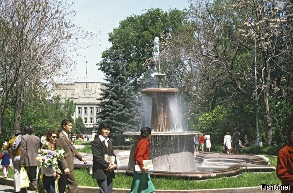 Очень много фотографий советской Киргизии. Подпишу фотографии, которые узнал. 

На заднем плане за автобусом старая площадь (сейчас новая красная площадь есть) и дом советов соответственно. Ближе здание - сейчас там конституционный суд. г.Фрунзе
 

Фонтан в дубовом парке. Позади Конституционный суд. г.Фрунзе 


Аэропорт города Фрунзе. Нынче Международный аэропорт "Манас" 


Кафе в парке Дружбы, теперь парк имени Ата Тюрка. г. Фрунзе 


г. Фрунзе. Южные ворота. Тогда это был крайний дом города в южных микрорайонах. 


г.Фрунзе, фонтаны в Дубовом парке. Справа от фонтана Русский драматический театр 


г. Пржевальск. Нынче Каракол. 


г. Фрунзе, гостиница Кыргызстан. в 1988 году я в ней неделю жил. Теперь это гостиница Hayatt. 


Остальные фотографии озеро Иссык-Куль