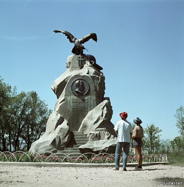 Очень много фотографий советской Киргизии. Подпишу фотографии, которые узнал. 

На заднем плане за автобусом старая площадь (сейчас новая красная площадь есть) и дом советов соответственно. Ближе здание - сейчас там конституционный суд. г.Фрунзе
 

Фонтан в дубовом парке. Позади Конституционный суд. г.Фрунзе 


Аэропорт города Фрунзе. Нынче Международный аэропорт "Манас" 


Кафе в парке Дружбы, теперь парк имени Ата Тюрка. г. Фрунзе 


г. Фрунзе. Южные ворота. Тогда это был крайний дом города в южных микрорайонах. 


г.Фрунзе, фонтаны в Дубовом парке. Справа от фонтана Русский драматический театр 


г. Пржевальск. Нынче Каракол. 


г. Фрунзе, гостиница Кыргызстан. в 1988 году я в ней неделю жил. Теперь это гостиница Hayatt. 


Остальные фотографии озеро Иссык-Куль